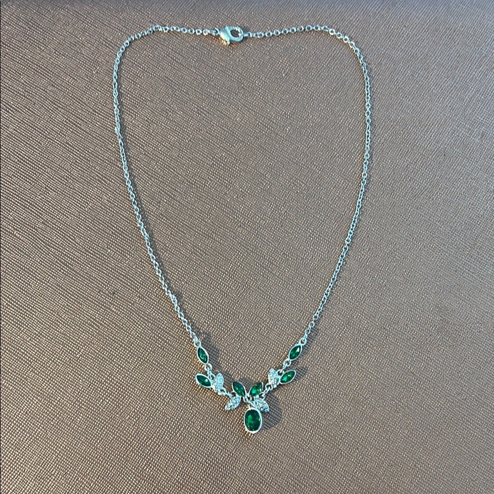 Elegant Green and Silver Necklace - Picture 2 of 2